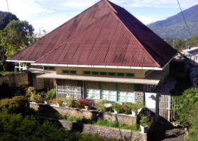 Bangunan kayu tahan gempa.