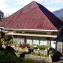 Bangunan kayu tahan gempa.