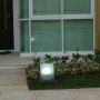 lampu terletak di sudut jalur jalan masuk rumah dan jalur pejalan kaki untuk umum