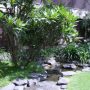 kolam alami dengan batu alam.