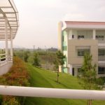 pemandangan dari jembatan menuju pintu utama menuju sekolah al azhar parahyangan.