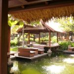 saung khas parahyangan di pinggir kolam.