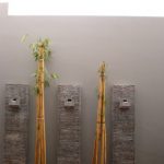 Tiga dinding air mancur dari batu alam susun sirih di sudut taman rumah.