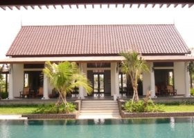 Klasik Kolonial Nan Simetris Premier Resident, Modern Land Tangerang.