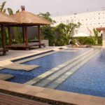 Ruang Luar yang Menerus pada Club House Villas Kebagusan, Jakarta