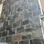 dinding dari batu andesit.