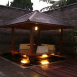 gazebo dari kayu di atas kolam.