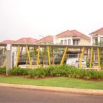 gazebo dengan atap datar.