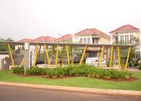 gazebo dengan atap datar.