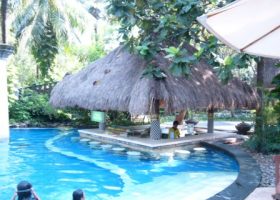 gazebo di dalam kolam.