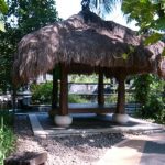 gazebo dengan atap rumbia.