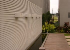 Dinding Bermotif Horizontal di Perumahan Kota Parahyangan.