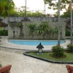 Dinding di depan kolam anak-anak Hotel Shangrila.