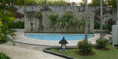 Dinding di depan kolam anak-anak Hotel Shangrila.