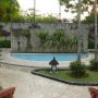 Dinding di depan kolam anak-anak Hotel Shangrila.