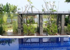Pergola Minimalis di Pinggir kolam Renang.