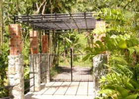 Pergola di atas Pintu Masuk (Main entrance) Utama di Tapos.