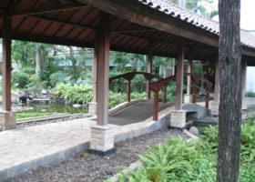 pergola di atas jalur pejalan kaki Hotel Shangrila, Jakarta.