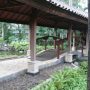 pergola di atas jalur pejalan kaki Hotel Shangrila, Jakarta.