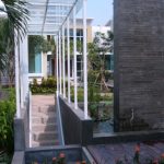 pergola di atas tangga di Oaze, Jakarta.